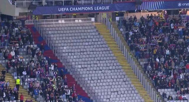 La guerra entre la Grada de Animación y el Barça cumple dos meses sin avances… y el equipo lo paga: «Tenemos la mano abierta»