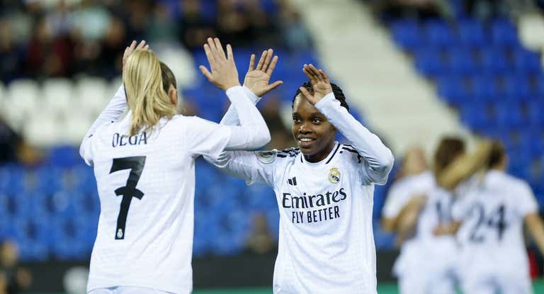 Olga Carmona y Linda Caicedo celebran un gol del Real Madrid en la semifinal ante la Real Sociedad en la Supercopa.