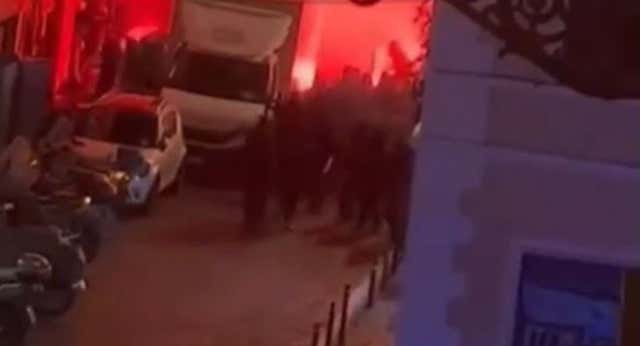 Apuñalamientos, sillas volantes, bengalas… Terrible batalla campal entre los radicales de la Lazio y de la Real Sociedad: «Nos los comeremos»