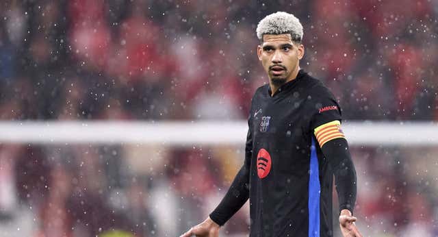 Ronald Araujo demuestra con su renovación y capitanía que se puede nadar a contracorriente en el Barça: «Tenía que acostumbrarse al riesgo»