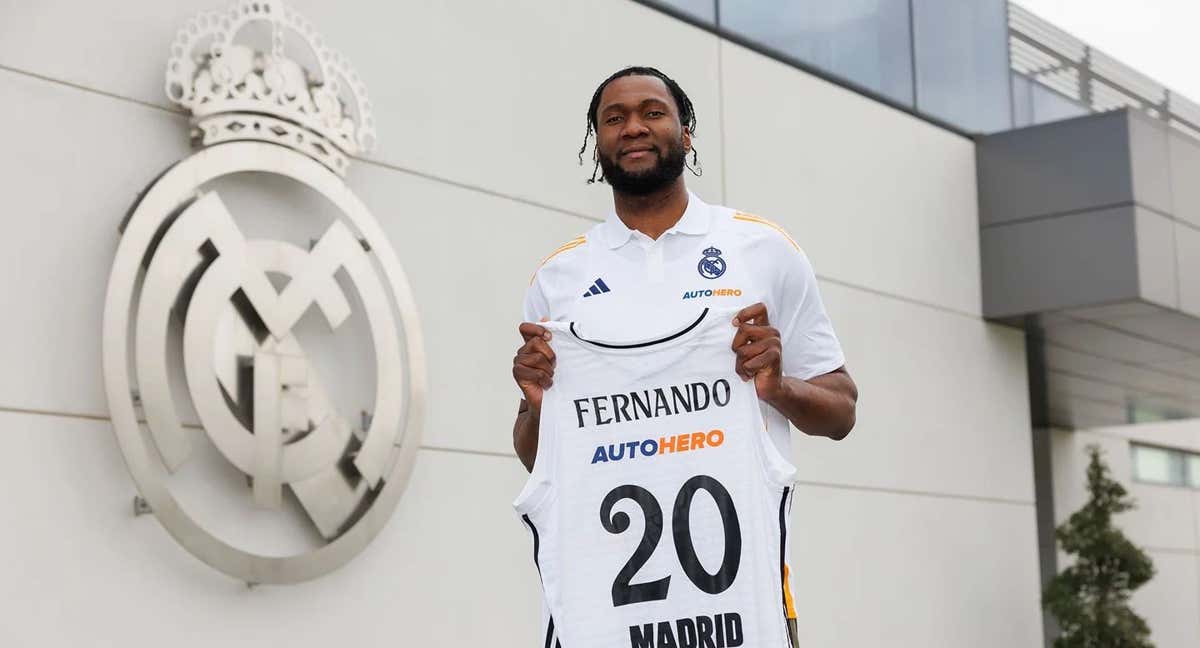 Bruno Fernando posa con la camiseta del Real Madrid.