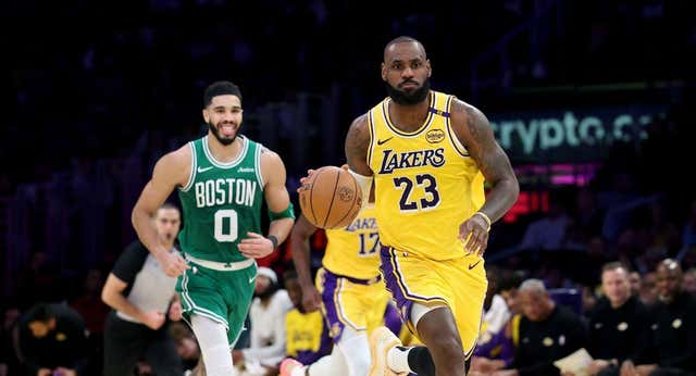 LeBron James y los Lakers pasan por encima de los Boston Celtics en una noche con otra exhibición de Nikola Jokic