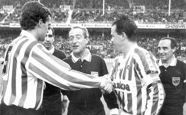 Emilio Soriano Aladrén, en el centro, antes de comenzar un derbi vasco.  AGENCIAS