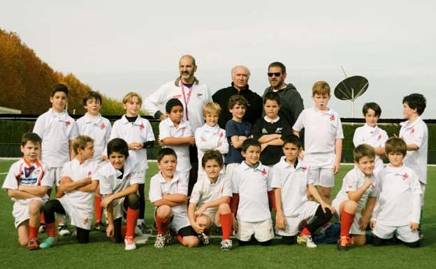 Equipo de niños del CDA junto a Moriche.  Cedida