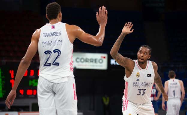 Trey Thompkins junto a Edy Tavares en su etapa en el Real Madrid.  ACB PHOTO
