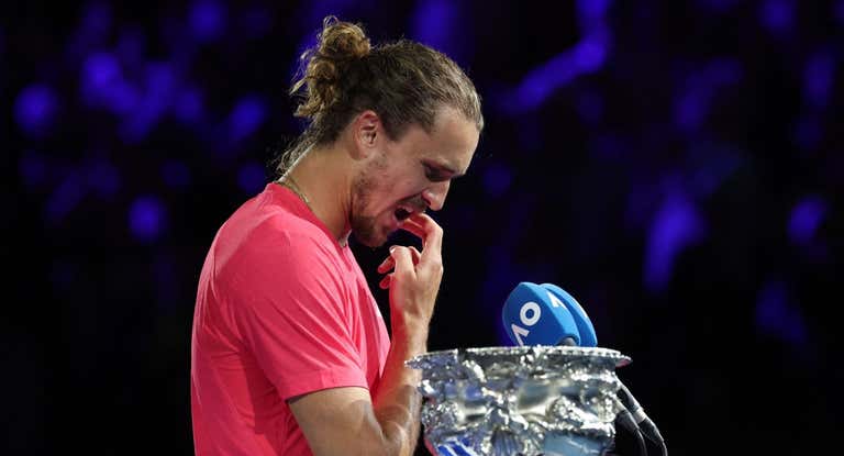 Alexander Zverev, durante su discurso en la Rod Laver Arena tras perder la final del Open de Australia.