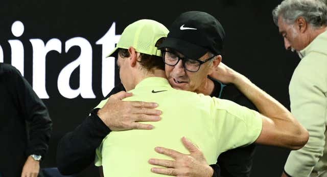 El gran abrazo de Jannik Sinner fue para el gurú que mimó a Andre Agassi y Lleyton Hewitt: “Ojalá te convenza para seguir”