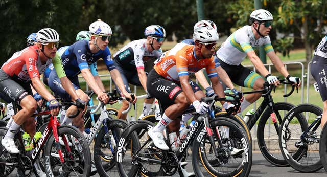 Qué  bicicletas y maillots llevan los equipos profesionales de ciclismo en 2025