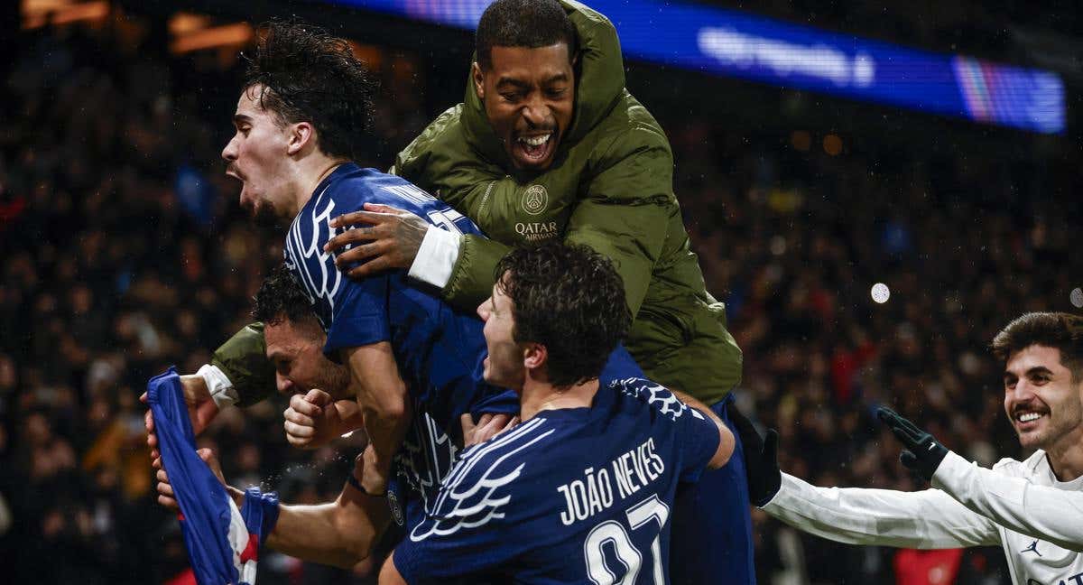 Los futbolistas del PSG celebran un gol clave de cara a su clasificación para la repesca de la Champions League./EFE