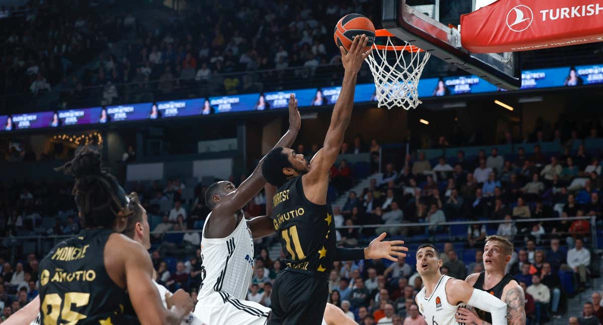 Trent Forrest (Bakonia) entra a canasta defendido por Serge Ibaka (Real Madrid). /EFE/Juanjo Martín