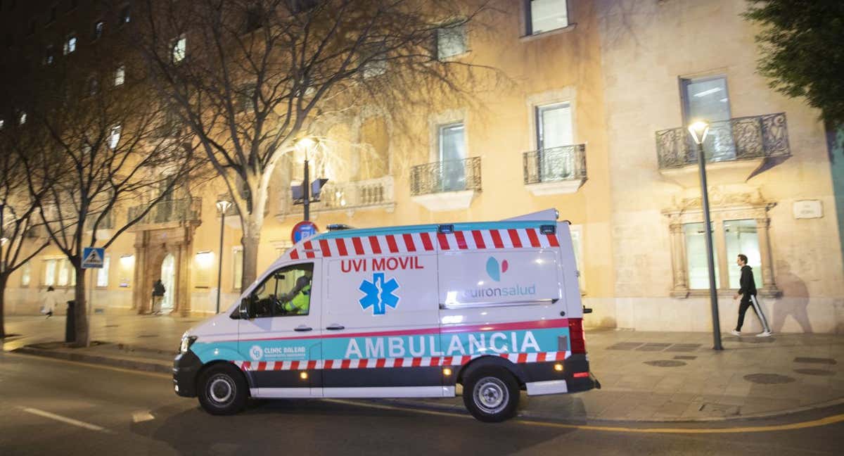 Una ambulancia traslada a varios de los heridos a la Clínica Rotger, donde permanecen ingresados. /EP