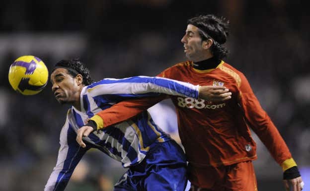 Crespo pugna con Bodipo por un balón.  AFP