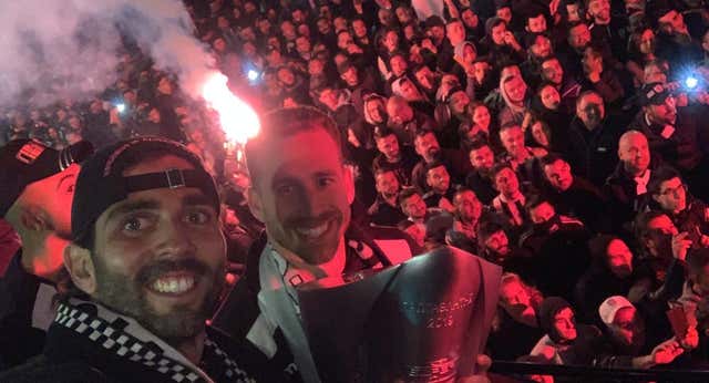 Un sevillista convertido en mito del PAOK explica el episodio de su presidente con un arma en el campo: “Le vi entrar, enfadado…”