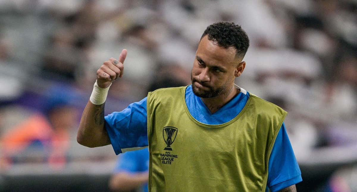 Neymar saluda a la afición del Al-Hilal en un partido de la Asian Champions League.