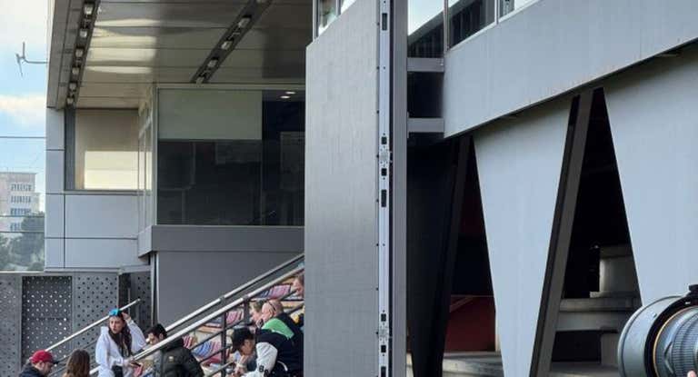 Una pantalla gigante instalada en la Ciudad Deportiva del FC Barcelona.