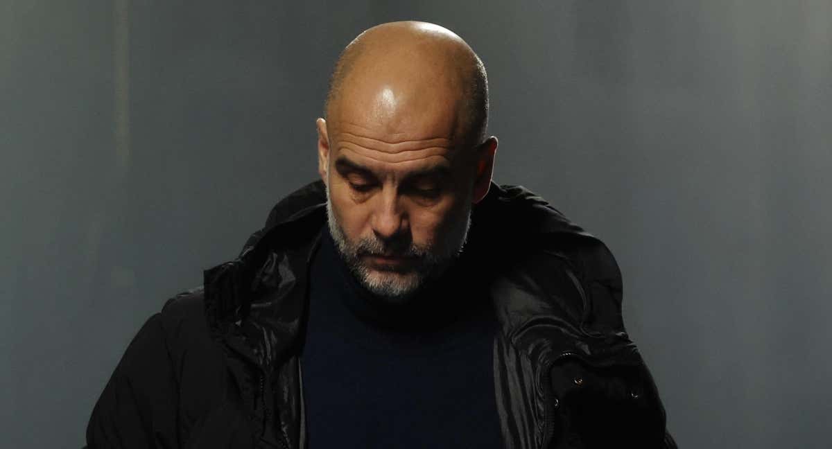 Pep Guardiola, cabizbajo, durante un partido del Manchester City.