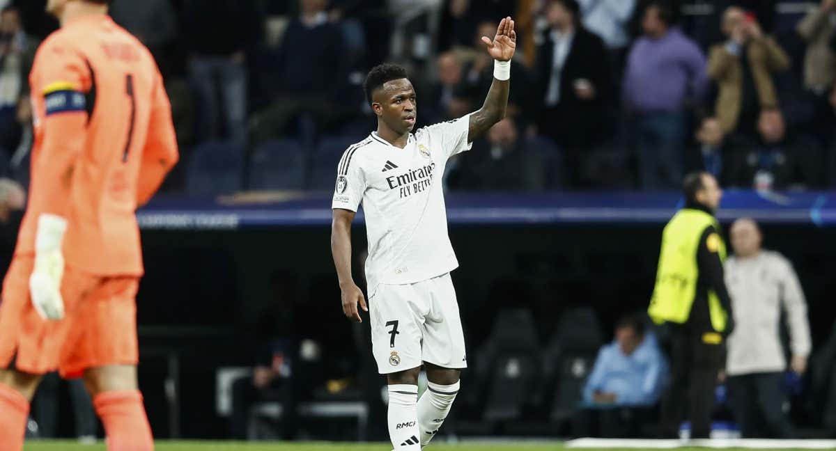 Vinicius durante el último partido del Madrid en el Bernabéu en Champions./AFP