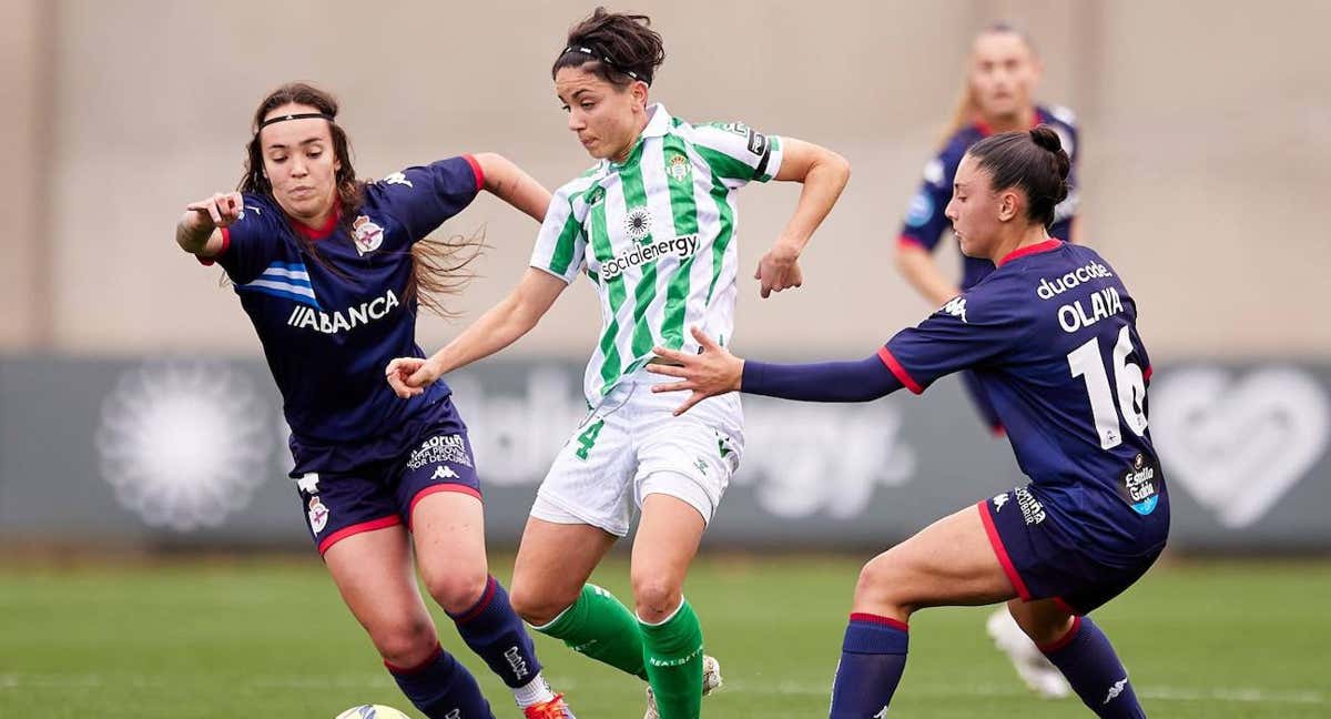 Un lance del partido entre el Betis y el Dépor de Liga F.
