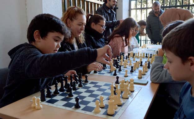 Participantes del proyecto juegan al ajedrez.  David Momblan. Fundación “la Caixa”