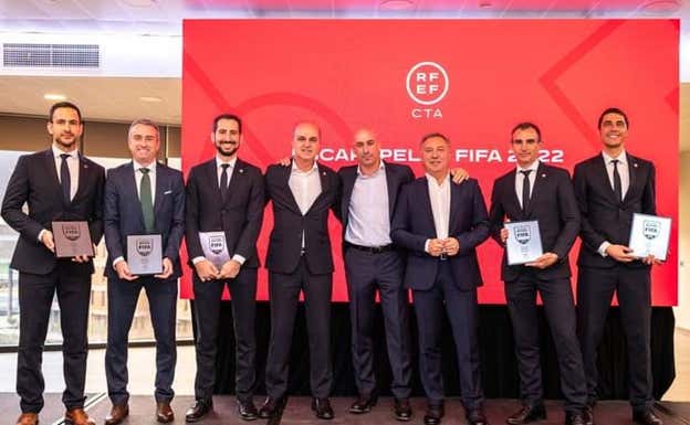 Pedro Galán, Luis Rubiales y Medina Cantalejo con los árbitros FIFA de fútbol sala.  RFEF
