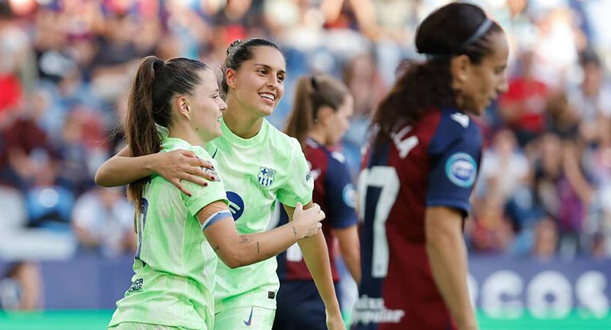 Claudia Pina y Kika Nazareth celebrando un gol contra el Levante. /EFE