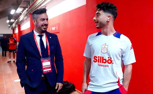 Manu Fernández conversa con Raúl Moro, jugador del Real Valladolid, durante una concentración de la Sub-21.