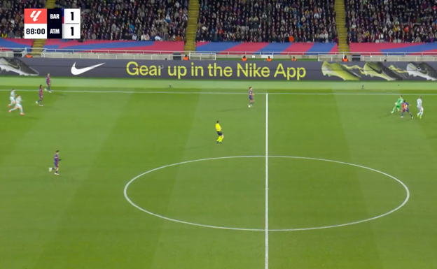 Peña despeja la pelota ante el Atlético de Madrid casi en el centro del campo.  WYSCOUT