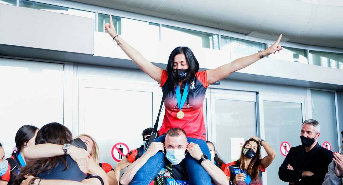 Pepa Moreno, presidenta del Málaga Costa del Sol, tras conseguir la Copa de Europa EHF de balonmano en 2021.