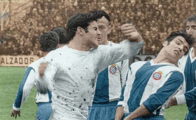 Riera recibiendo el puñetazo de José Luis.  FUNDACIÓ RCD ESPANYOL