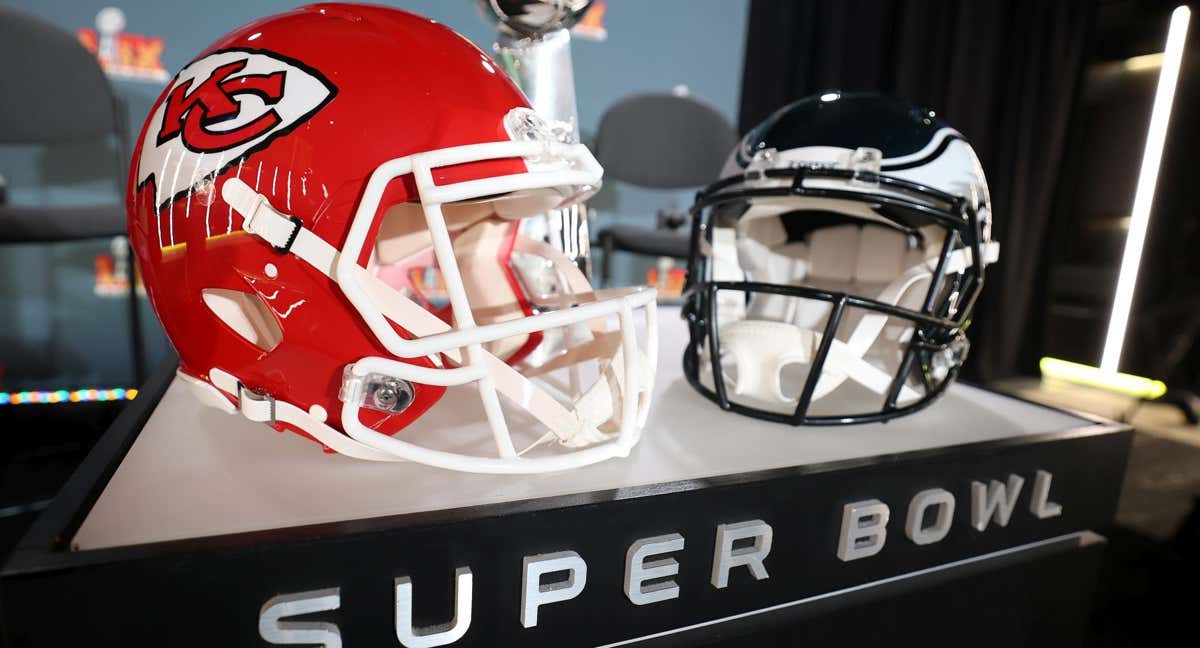 Los cascos de Kansas City Chiefs y los Philadelphia Eagles, ante el trofeo de la Superbowl. /Getty