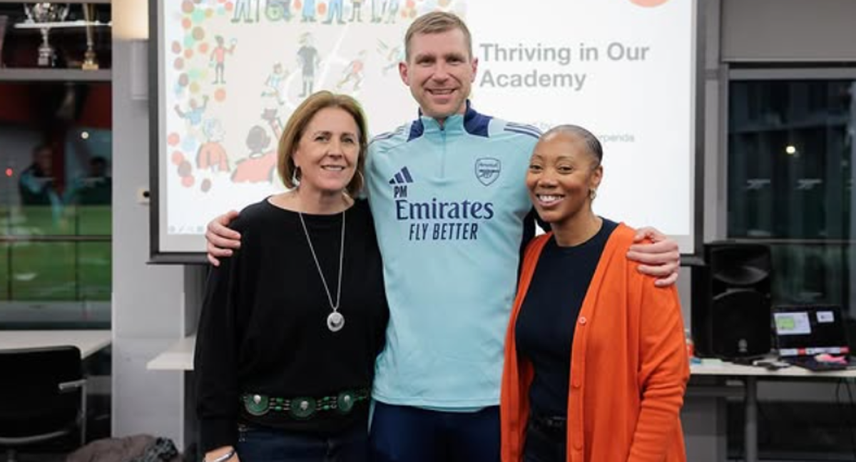 Marcia Lewis (derecha) junto a Kate Iorpenda (izquierda) y Per Mertesacker, en una conferencia./@NO1FAN.CLUB.