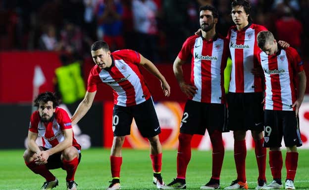De Marcos intenta animar a Beñat, tras fallar su penalti en la Europa League ante el Sevilla. Getty Images