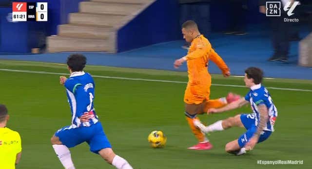 Real Madrid TV ya apunta a Rafael Louzán en su cruzada arbitral tras la entrada salvaje de Carlos Romero a Mbappé: «Tiene que irse tan rápido como ha llegado»