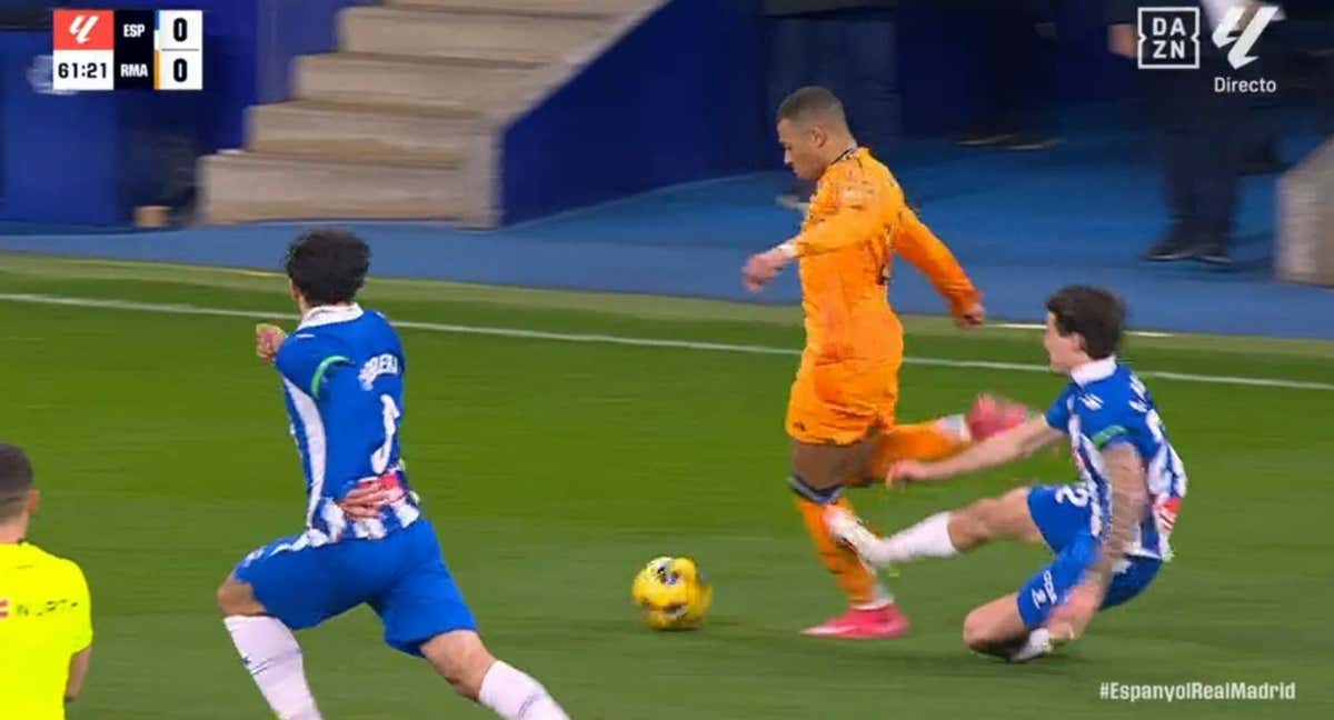 La entrada de Carlos Romero sobre Mbappé.