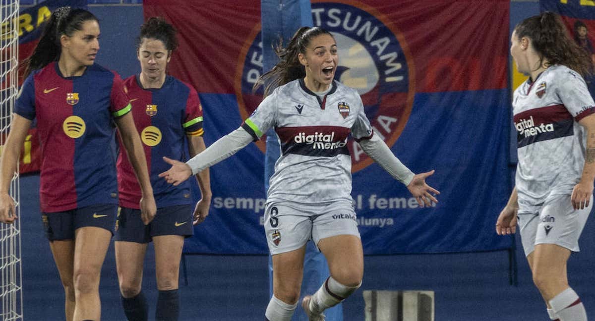 Paula Fernández, del Levante, celebra la victoria del equipo granota ante el Barça, con Kika Nazaret y Marta Torrejón en la foto tomada en el partido de este sábado en el estadio Johan Cruyff. /EFE