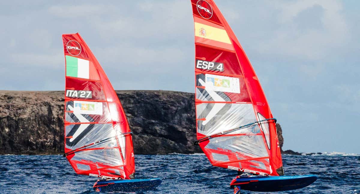 Nacho Baltasar vuela con su IQFoil en Lanzarote. /SAILING ENERGY