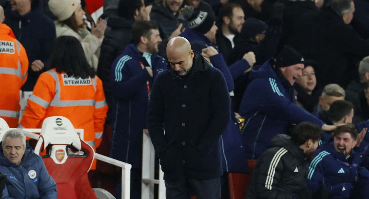 Guardiola, cabizbajo durante el partido contra el Arsenal, donde su equipo acabó arrollado.