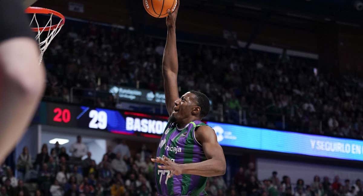 Yankuba Sima hace un mate en el duelo ante el Baskonia. /ACB PHOTO/MARIANO POZO