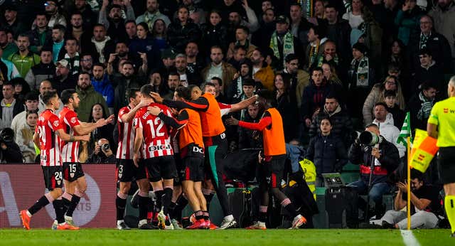 Bochornoso racismo en el Villamarín contra el Athletic y una periodista: «A África con tus muertos», «mira debajo del coche» o «tienes pinta de 50€ media hora»