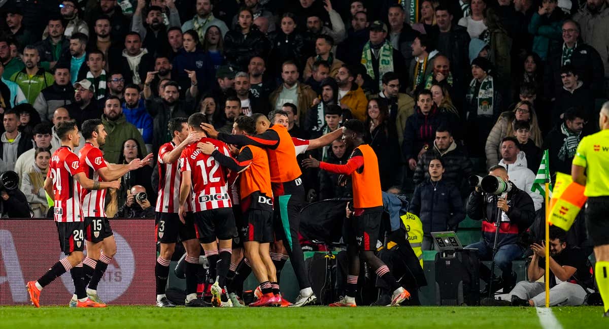 Los futbolistas del Athletic Club celebran uno de los goles.