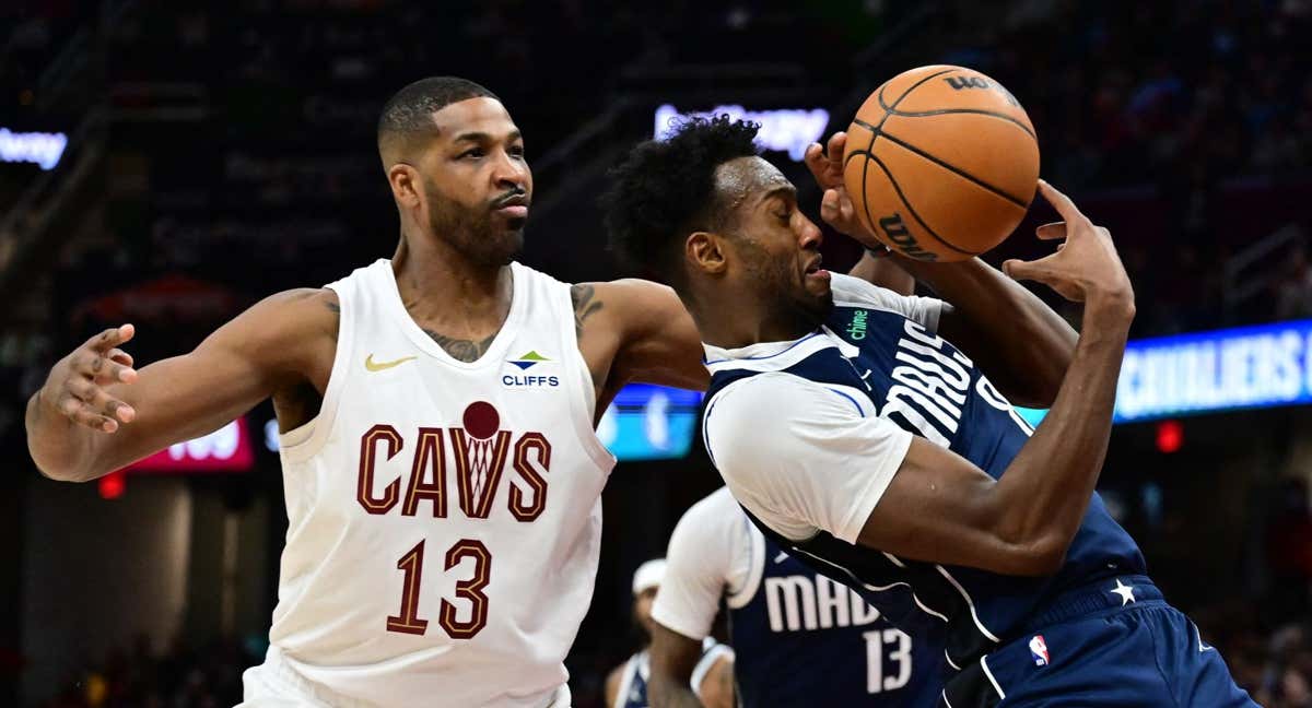 Cavs y Mavs, durante su partido./REUTERS