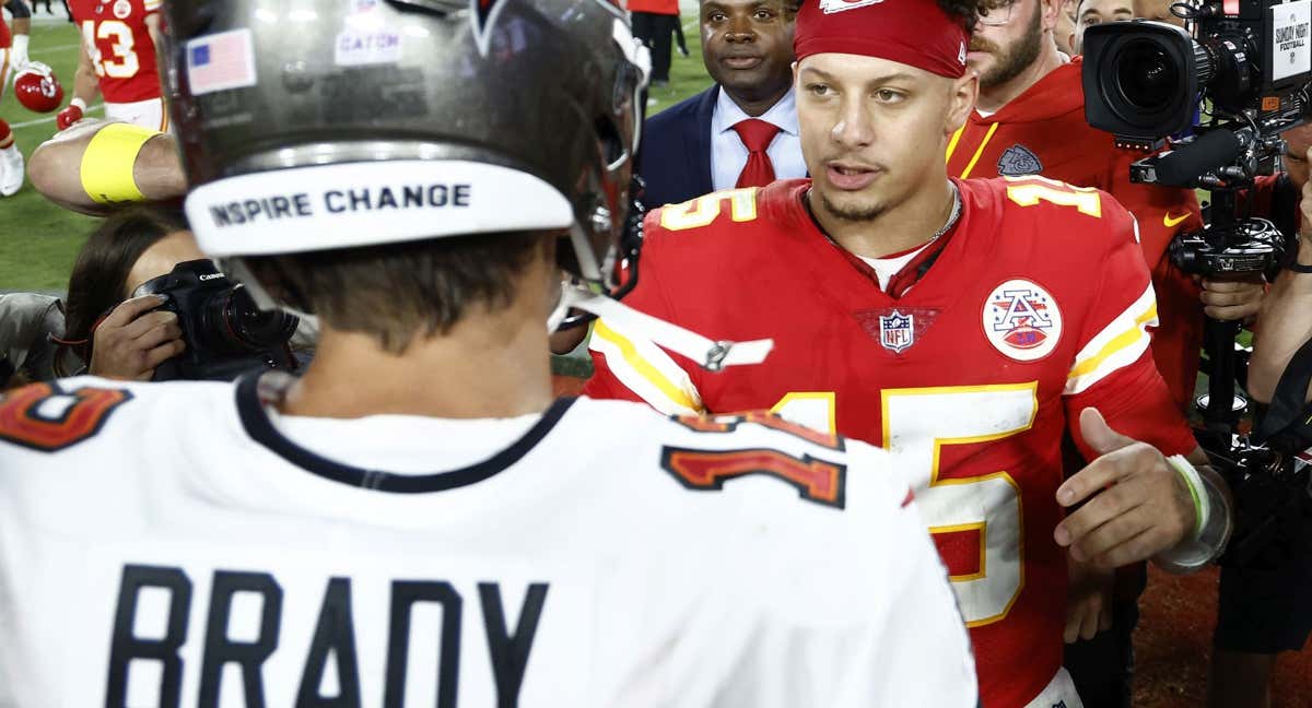 Patrick Mahomes saluda a Tom Brady en su último enfrentamiento./Reuters