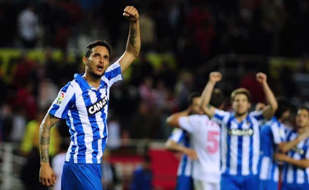 Cadamuro celebra la victoria de la Real frente al Sevilla.  EFE