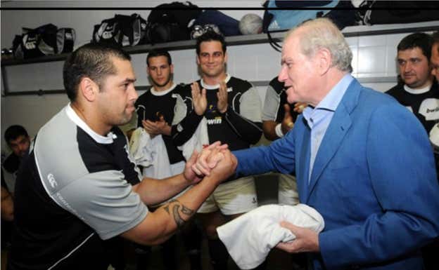 Ramón Calderon entrega las camisetas de juego en el vestuario antes del partido ante el Barça Rugby.  CRC Pozuelo