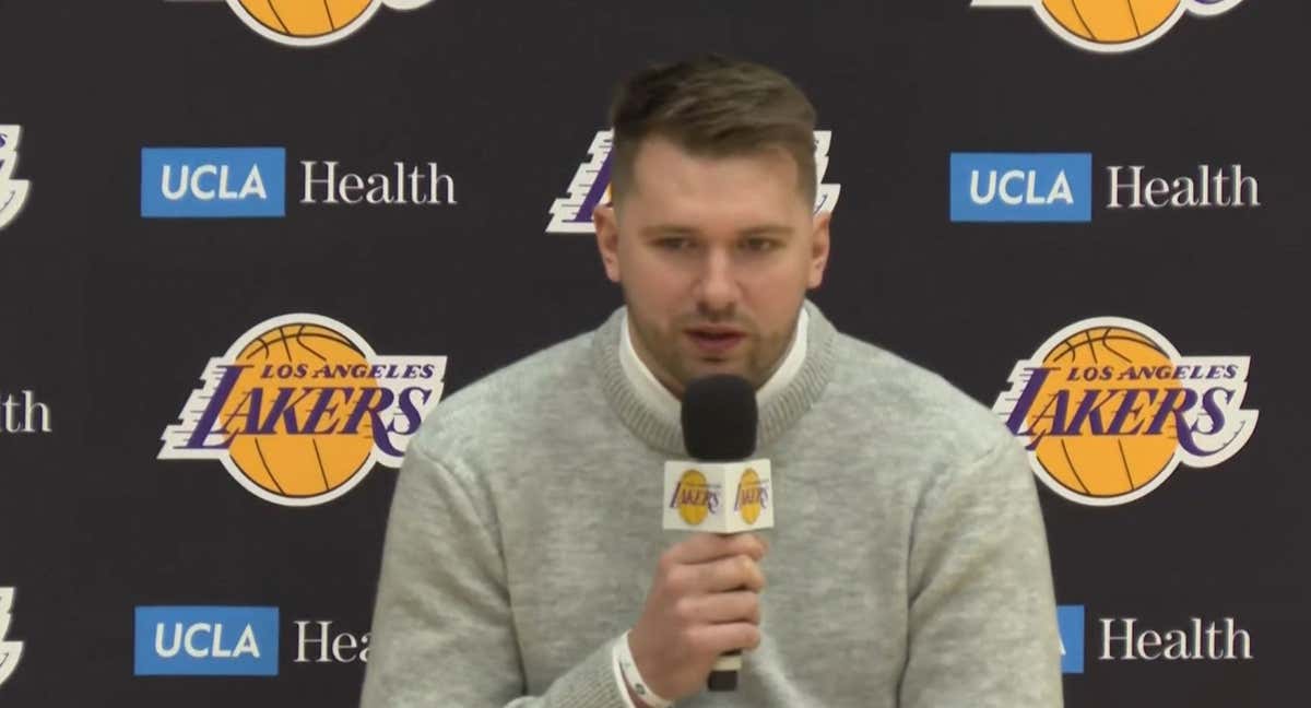 Luka Doncic durante su presentación con los Lakers./