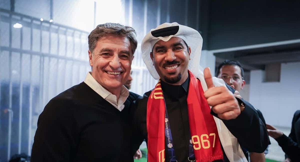 Míchel posa con Zakri, exjugador y team manager de Al Qadsiah/Alqadsiah