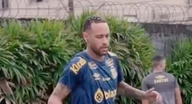 Neymar ya se entrena en Brasil tras su regreso a Santos.