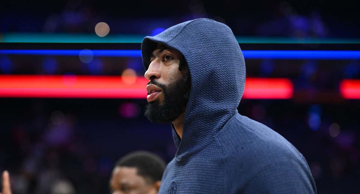 Anthony Davis con chándal en su primer partido como jugador de los Dallas Mavericks./Reuters