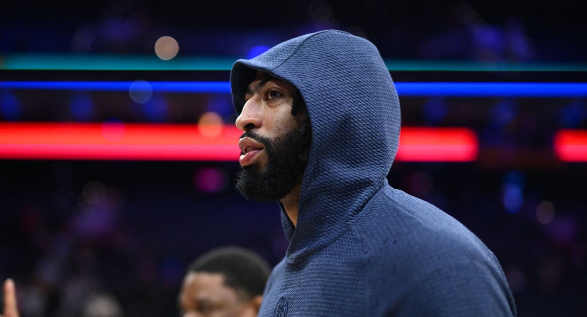 Anthony Davis con chándal en su primer partido como jugador de los Dallas Mavericks.