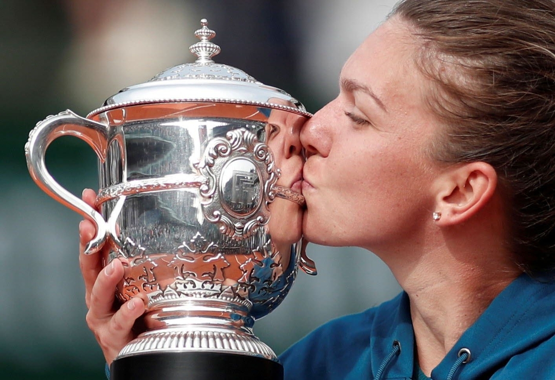 Simona Halep besa la copa de campeona de Roland Garros en 2018.  REUTERS/Benoit Tessier